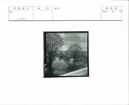 湖畔树影与云山风光.jpg