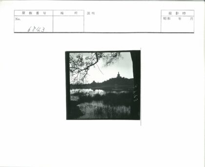 湖畔树影山顶雕像倒映.jpg