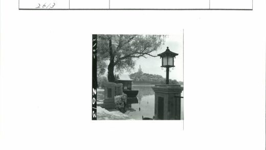 湖畔船屋与山顶古寺风光.jpg