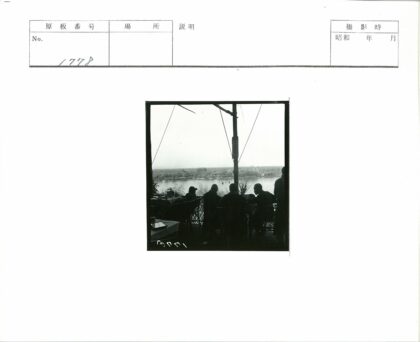 湖畔露台俯瞰水域与建筑.jpg