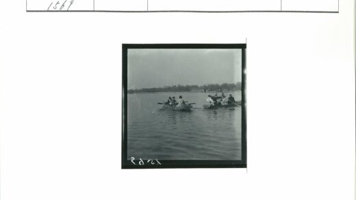 湖面划船与建筑树木背景.jpg