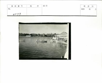 湖面条纹船与森林海岸.jpg