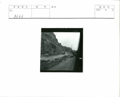 火车与马车并行山坡铁路.jpg