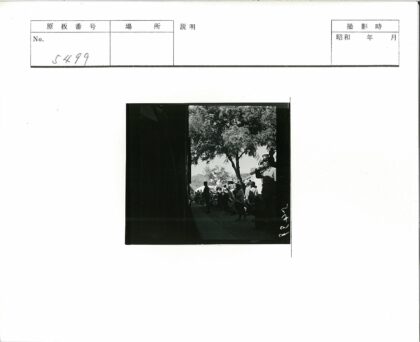 火车旁敬礼的军人山景合影.jpg