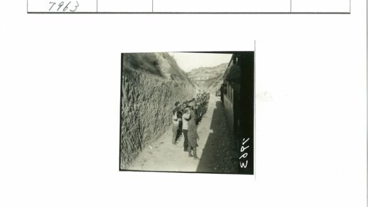 火车旁纵队行走的土路山景.jpg