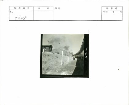 火车电线杆小木屋行人山景.jpg