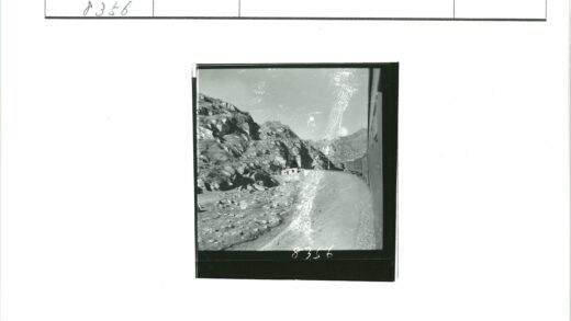 火车穿行岩石山地隧道旁白屋.jpg