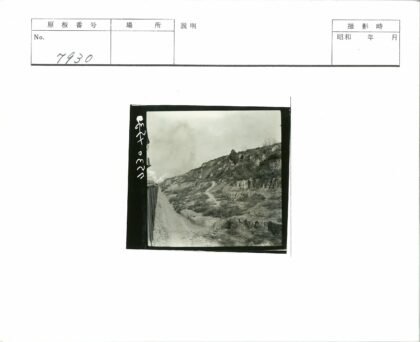 火车穿行崎岖山坡土路.jpg