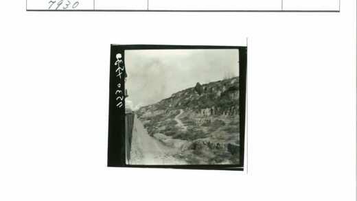火车穿行崎岖山坡土路.jpg