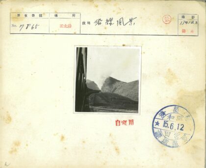 火车穿越山间铁桥.jpg