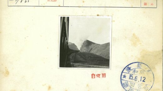火车穿越山间铁桥.jpg