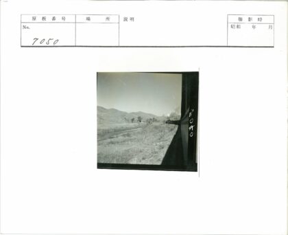 火车穿越田野群山风景.jpg