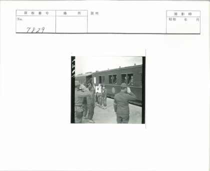 火车站人群与敬礼制服人员.jpg