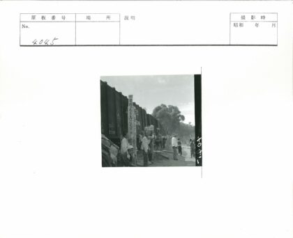 火车站人群与行李场景.jpg