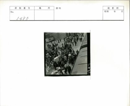 火车站人群与货物聚集场景.jpg