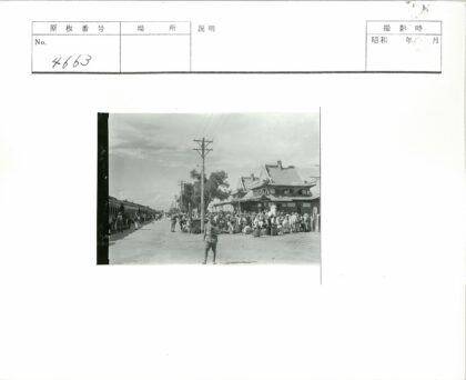 火车站人群与长火车传统建筑.jpg