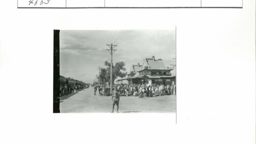 火车站人群与长火车传统建筑.jpg