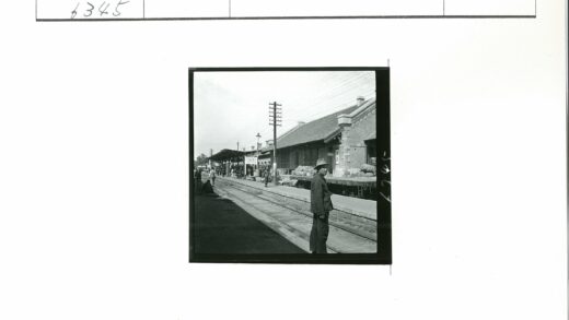 火车站台上的人群与行李.jpg