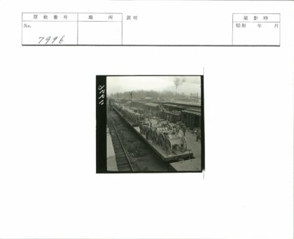 火车站台人群与麻袋大车.jpg