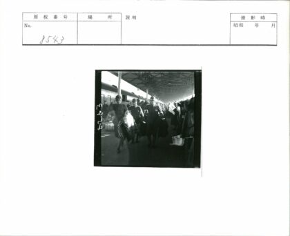 火车站台工作人员提行李.jpg