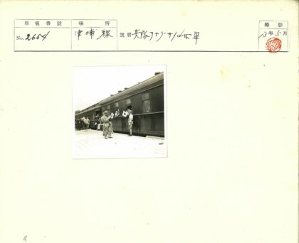 火车站士兵与旅客合影.jpg