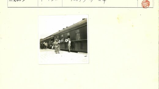 火车站士兵与旅客合影.jpg