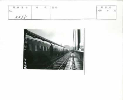 火车站拱形建筑与铁轨.jpg