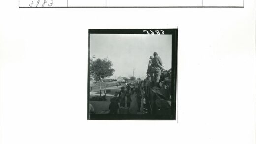 火车站旁士兵与火车旧景.jpg