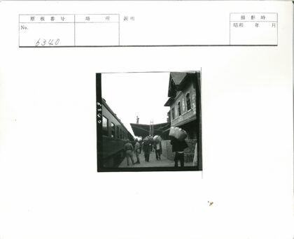 火车站梯子旁男子与火车建筑.jpg