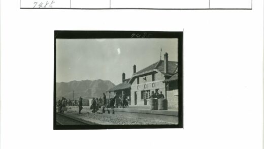 火车站站台人群与远山景色.jpg