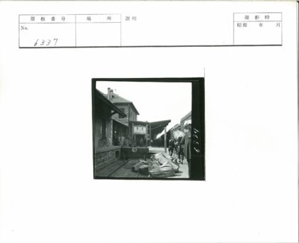 火车站繁忙站台景象.jpg