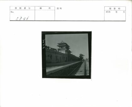 火车站轨道旁传统建筑远树晴空.jpg