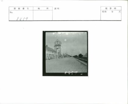 火车站钟楼与蒸汽火车.jpg
