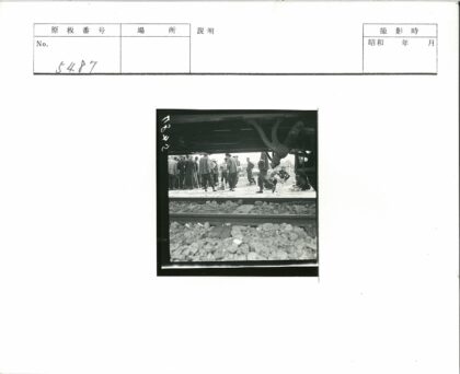 火车车厢下人群聚集历史场景.jpg