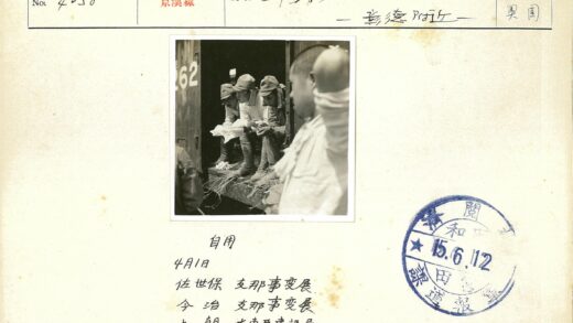 火车车厢门口四人活动.jpg