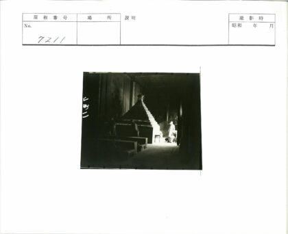 烛光分层建筑与门口光影.jpg