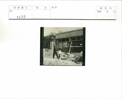 父子穿越建筑工地路障.jpg