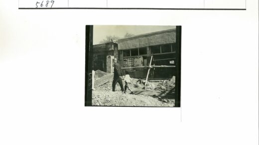 父子穿越建筑工地路障.jpg