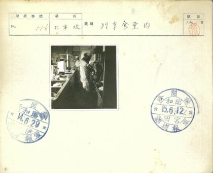 狭窄厨房里的忙碌厨师.jpg