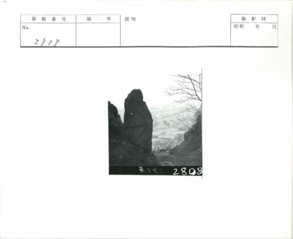 狭窄山口与巨大岩层景观.jpg