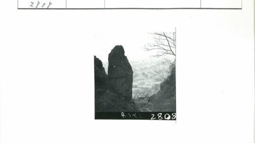 狭窄山口与巨大岩层景观.jpg