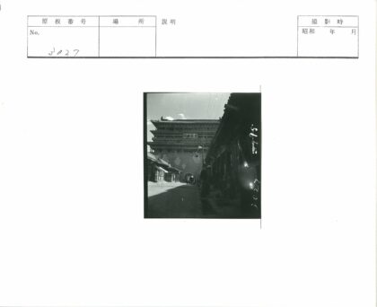 狭窄街角古老建筑街景.jpg