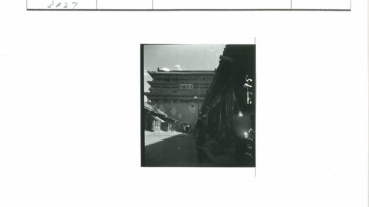狭窄街角古老建筑街景.jpg