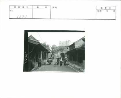 狭窄街道行人提篮拱形建筑背景.jpg