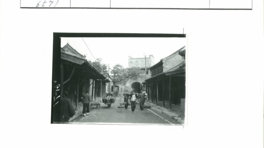 狭窄街道行人提篮拱形建筑背景.jpg