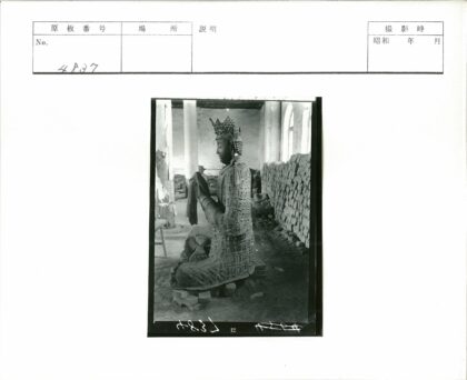 王冠人物雕像室内场景.jpg