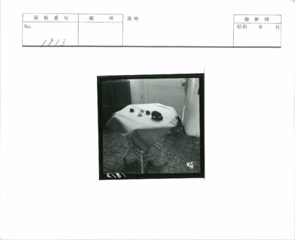 瓷砖房小桌上动物雕像展示.jpg