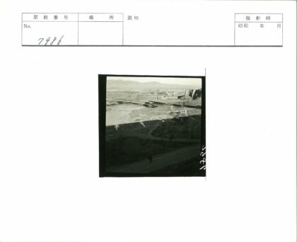 田野山脉间散落建筑的阴影景观.jpg