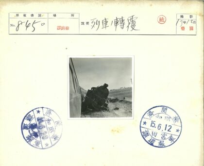田野火车脱轨侧翻实景.jpg