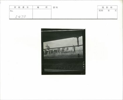 田野铁路人群聚集.jpg